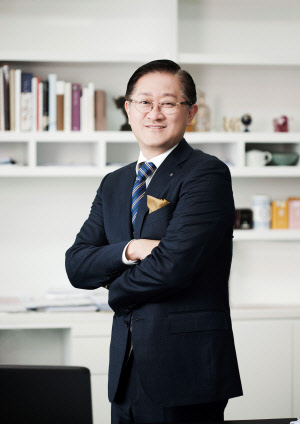 아모레퍼시픽그룹이 하반기부터 중국 등 아시아에 편중된 해외영토를 유럽, 중동 등으로 넓혀가기 위해 박차를 가할 계획이다. 사진은 아모레퍼시픽 서경배 회장.